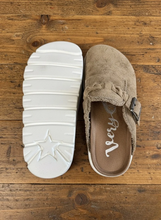 Load image into Gallery viewer, Very G Taupe Cali Slides