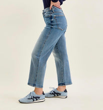 Load image into Gallery viewer, Judy Blue Light Wash Straight Fit Petite Jeans