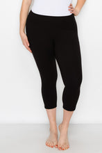 Load image into Gallery viewer, Black Yoga Capri Leggings with Pockets