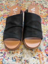 Load image into Gallery viewer, Gypsy Jazz Savannah Black Heels