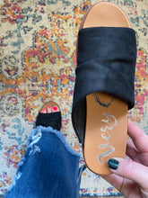 Load image into Gallery viewer, Gypsy Jazz Savannah Black Heels