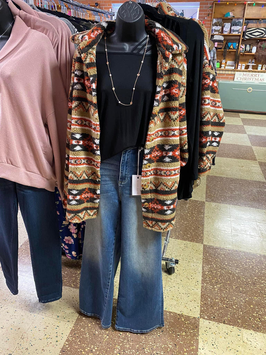 Aztec Jacket, Risen Jeans & Black Basic Outfit | Ella’s Arrow
