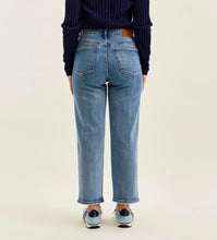 Load image into Gallery viewer, Judy Blue Light Wash Straight Fit Petite Jeans
