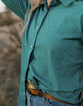 Load image into Gallery viewer, Kingman Turquoise Pearl Snap Top
