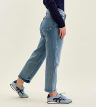 Load image into Gallery viewer, Judy Blue Light Wash Straight Fit Petite Jeans
