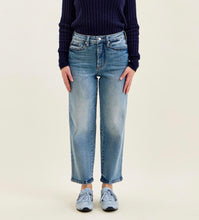 Load image into Gallery viewer, Judy Blue Light Wash Straight Fit Petite Jeans

