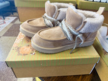 Load image into Gallery viewer, Very G Cherilyn Glitter Tan Boots
