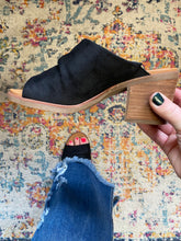 Load image into Gallery viewer, Gypsy Jazz Savannah Black Heels
