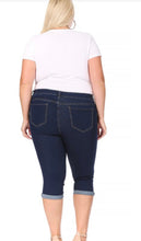 Load image into Gallery viewer, Nina Rossi Dark Wash Capris
