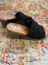Load image into Gallery viewer, Gypsy Jazz Savannah Black Heels
